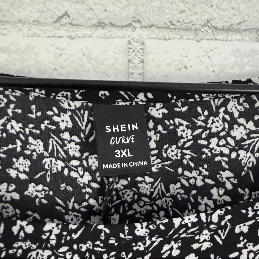 SHEIN Curve Tiered Floral Black Top - Picture 4 of 8